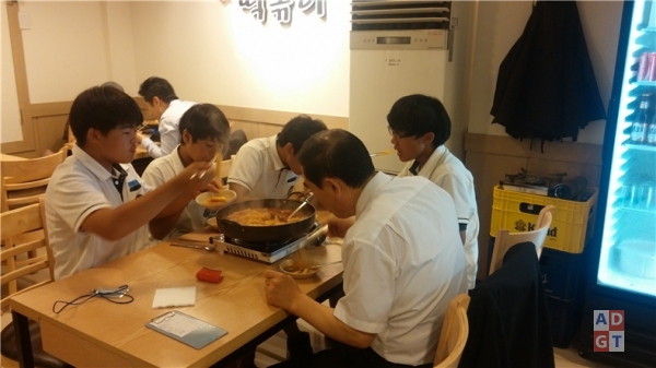 김성범 소장이 학생들과 함께 식탁 교제를 나누고 있다