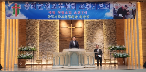 메시지를 전하는 소망교회 김경진 목사