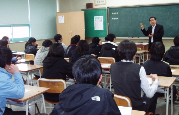 서울 방배중학교에서 꿈 지도 그리기 수업을 진행하고 있는 김성범 목사.<br>