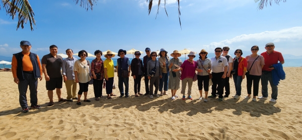 베트남 나뜨랑 해변가에서의 군선교사들