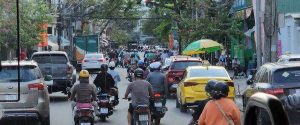 자동차와 오토바이가 함께 어우러진 베트남 사회