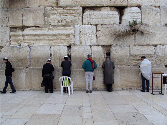 유대인들은 통곡의 벽에서 자신의 소원을 하나님께 기도 드리고, 서원하는 내용을 종이에 작성해서 벽의 사이에 꽂아 넣는다.