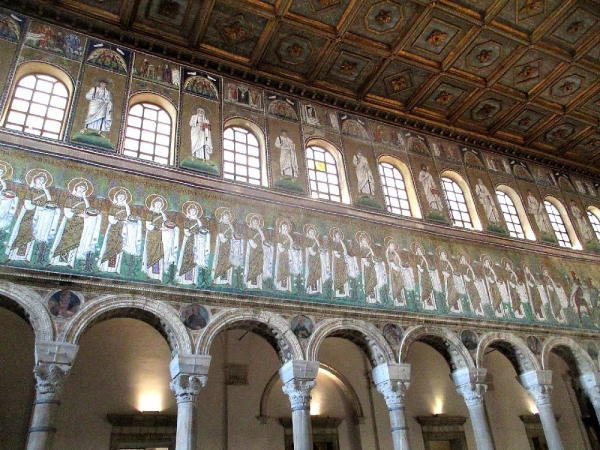 산 아폴리나레 누오보교회(Basilica di Sant’Apollinare Nuovo), 북쪽 네이브 벽면