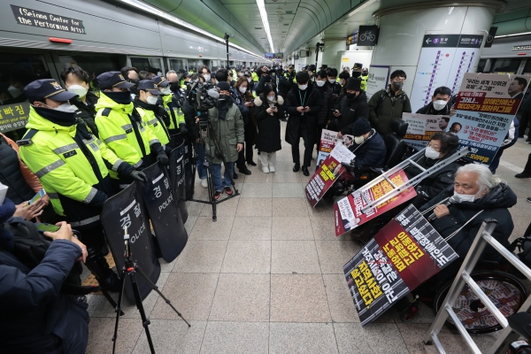 장애인차별금지 시위 현장. KBS 뉴스 갈무리.