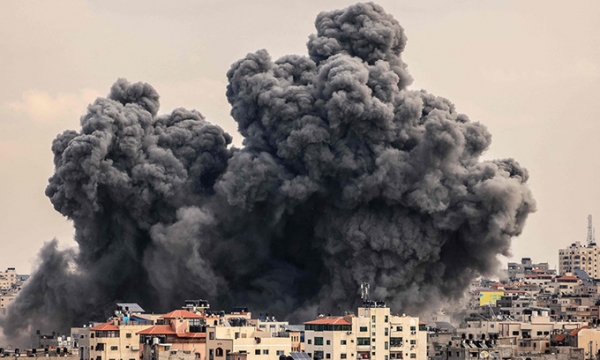 가자지구에서 검은 연기가 치솟고 있다. AFP 연합뉴스.